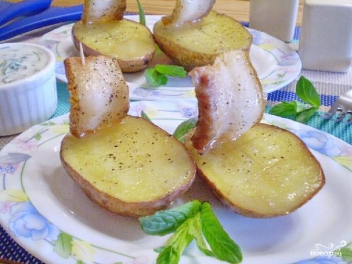 Картофель запеченный с салом. Картошка с салом. Картошка с салом в духовке. Кораблики картошка с салом. Кораблики из картошки с салом.