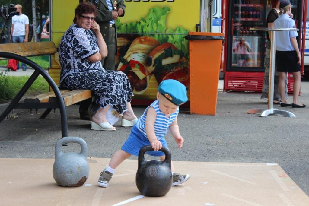 На авторском фото: Десантнику всЁ по плечу.