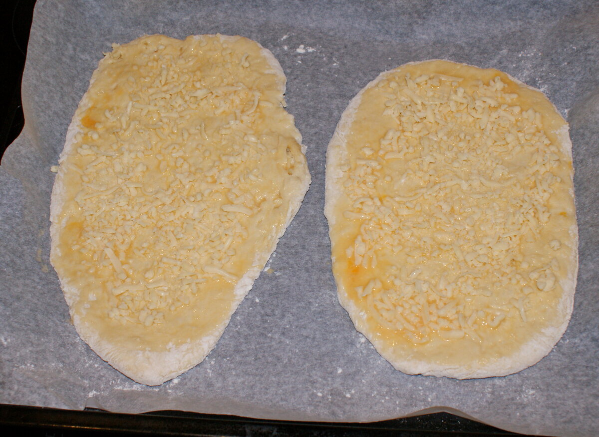 Пока ещё сырые хачапури. Фото автора статьи.