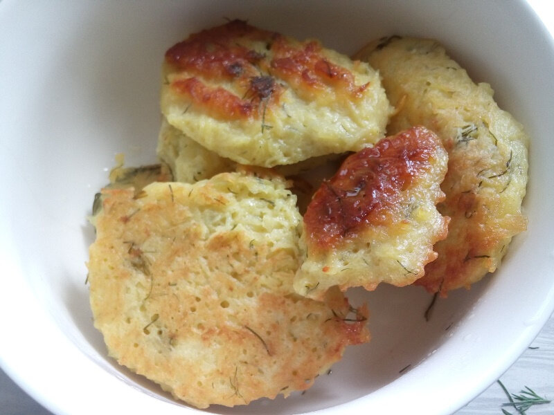 При приготовлении драников у меня остается целая тарелка картофельного сока, который можно использовать для подкормки смородины крахмалом