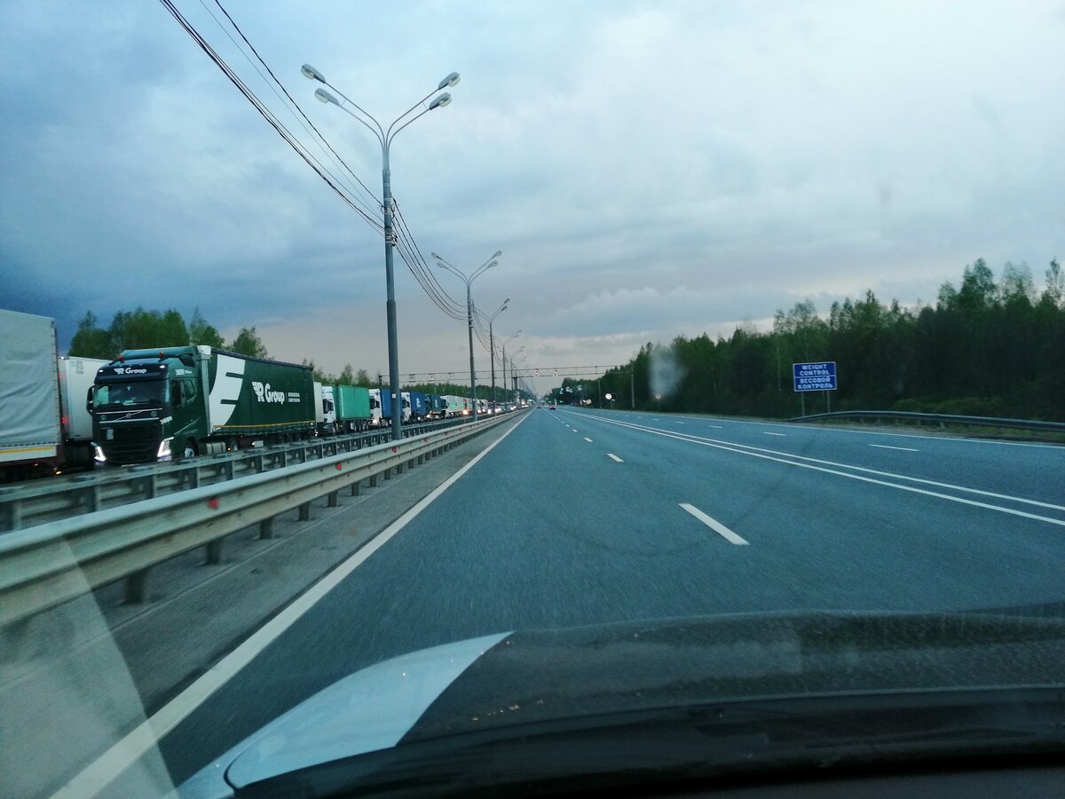 Легковушки проверяют чуть дальше. Останавливают каждый автомобиль.