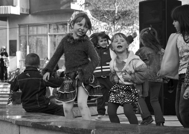 Модные девчонки «отжигают». На девочке слева - та самая «ламбада». 