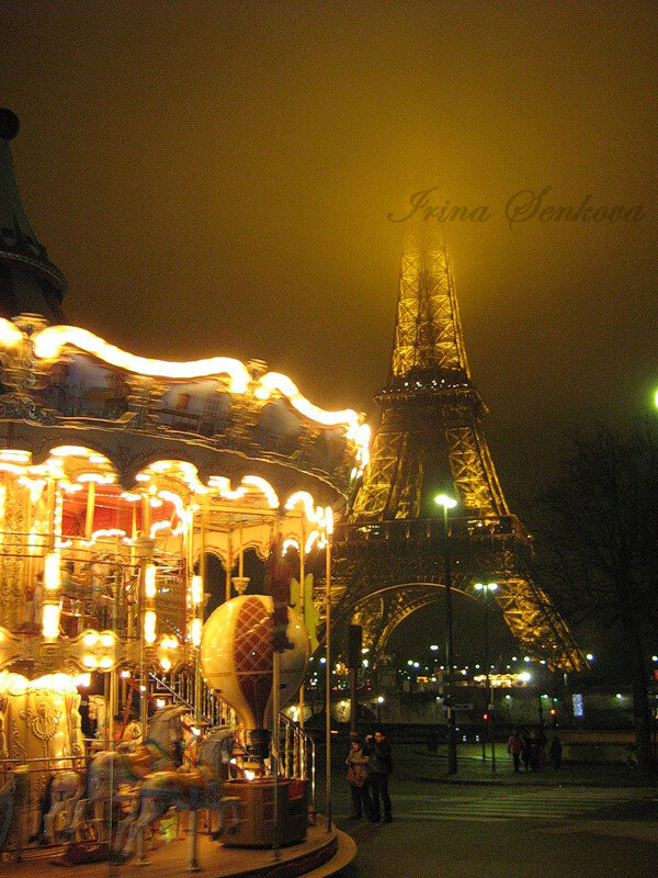 Эйфелева башня и карусель около неё. Декабрь 2007 г.