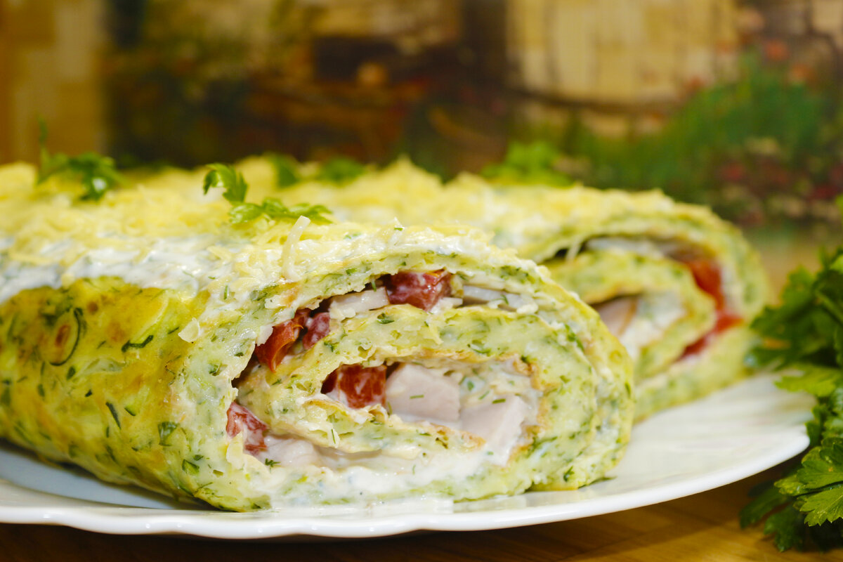 Рулет из кабачков в духовке с сыром и помидорами. Сырные рулетики кето. Рулетики с рикоттой. Кабачковый рулет с творожным. Кабачковый рулет с творожным.