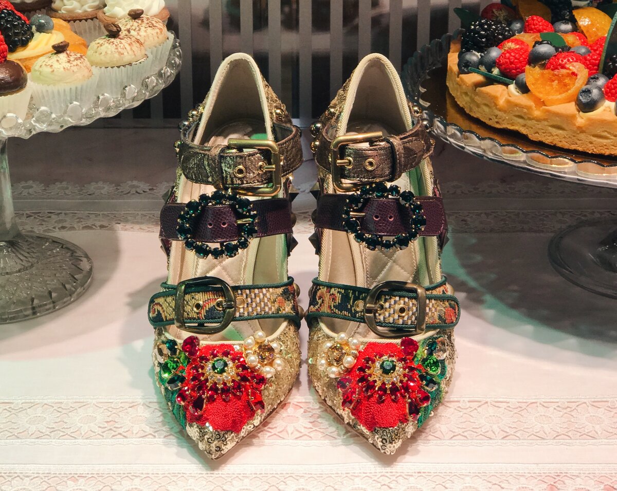 Туфли Dolce & Gabbana тоже отлично меняются на билет в La Scala