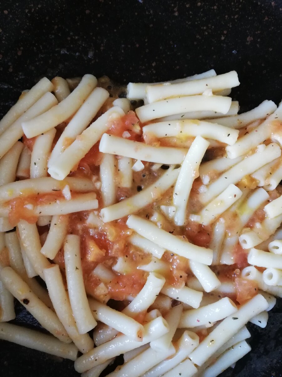 Соединить с макаронами, посыпать тертым сыром. Блюдо готово!