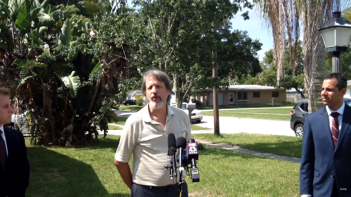 Джим Фиккейн дает интервью.