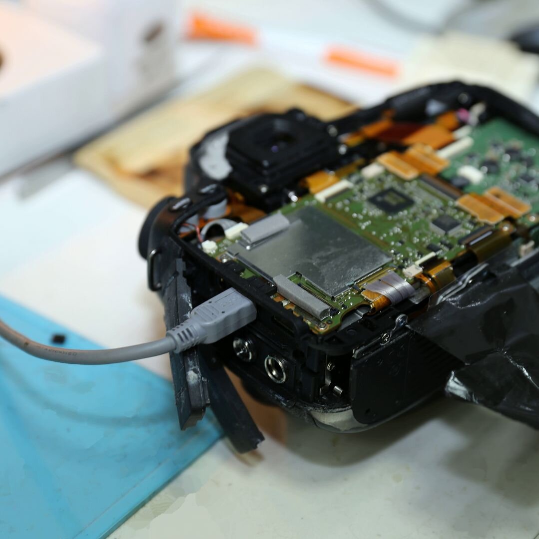 Диагностика фотоаппарата canon. Разобранная видеокамера. Разобранная видеокамера. Постер разобранный фотоаппарат. Неисправности видеокамеры.