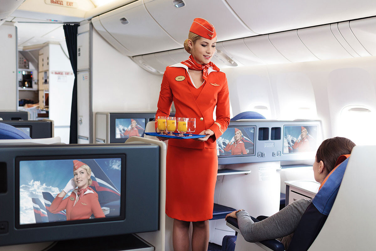 Стюардесса и пассажир. Авиакомпания библио глобус. Самолет пассажиры аэрофлот. Самолеты россии. Стюардесса на тележке.
