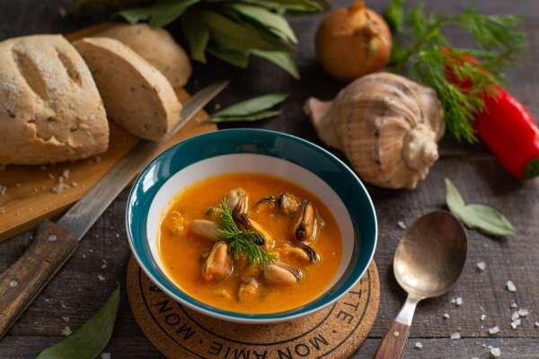 Крем-суп с мидиями легко и довольно быстро можно приготовить на обед. Для этого рецепта вам понадобится стандартный набор овощей: лук, морковь, томаты, ещё куриный или овощной бульон, и, конечно, замороженные морепродукты. Для вегетарианского и постного меню используйте овощной бульон или воду, а для обычного рецепта — куриный бульон.