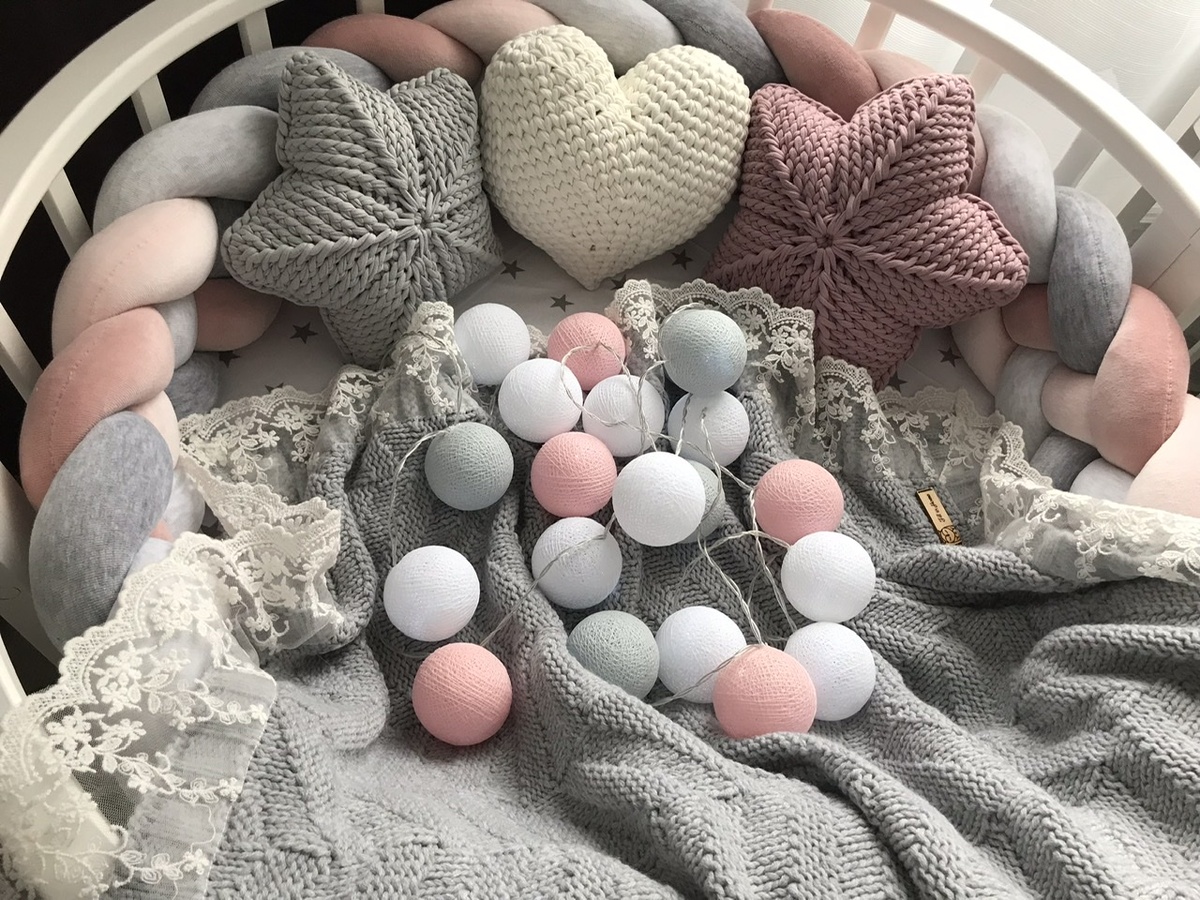 Кроватка с ботиками, подушками и пледом