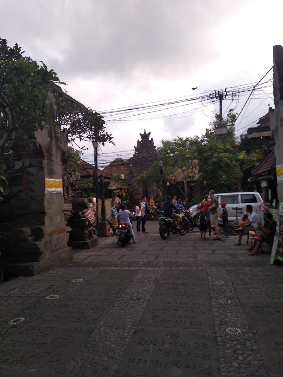 рядом со Старбоксом, место где я поселился.