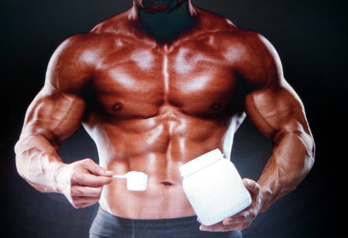 Бодибилдер ест спортивное питание