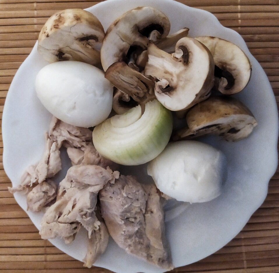 Слоеный салат с грибами и куриной грудкой