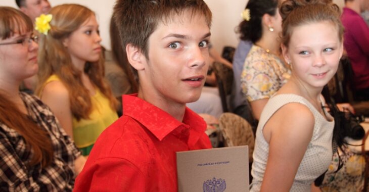 Выдача аттестатов в школе