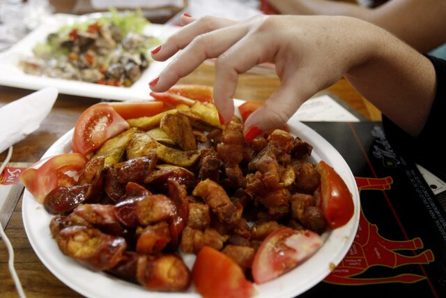 На тарелках у многих китайцев можно увидеть совсем другое - летучих мышей, живых крыс и даже обычных тараканов. Однако такие кадры могут быть шокирующими.