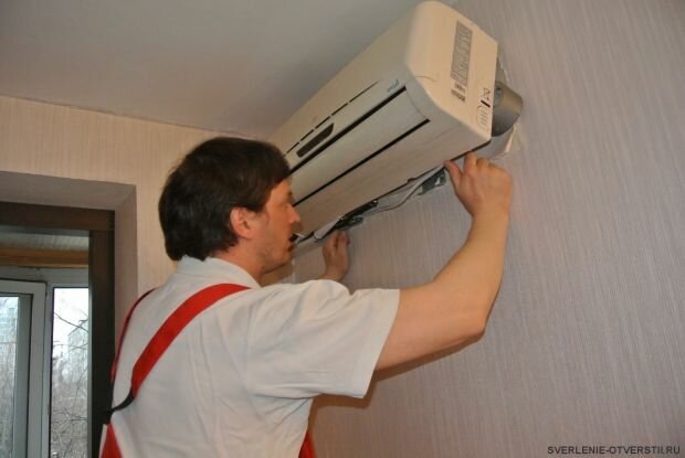 Фото: Дезинфекция средством/жидкостью внутреннего блока бытового домашнего кондиционера в квартире в Москве.