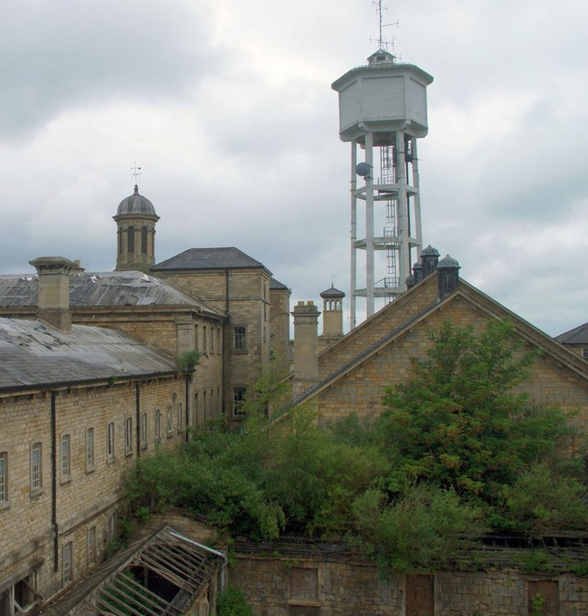 Снаружи лечебница хорошо сохранилась