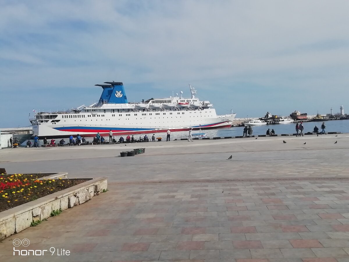 Итак, хочу показать свой стих. Строго не судите, только пробую писать.
В следующей статье, немного покажу и расскажу о работе на теплоходе

Лучик солнца взашел на заре
Лучик стукнул в окошко ко мне. 
Я лежу в своём сне погруженный, 
И мечтаю о девочке скромной.
Я хочу, что б она мне приснилась,
А потом на Яву появилась. 
И не исчезла потом никогда, 
Ты та самая девочка сна... 