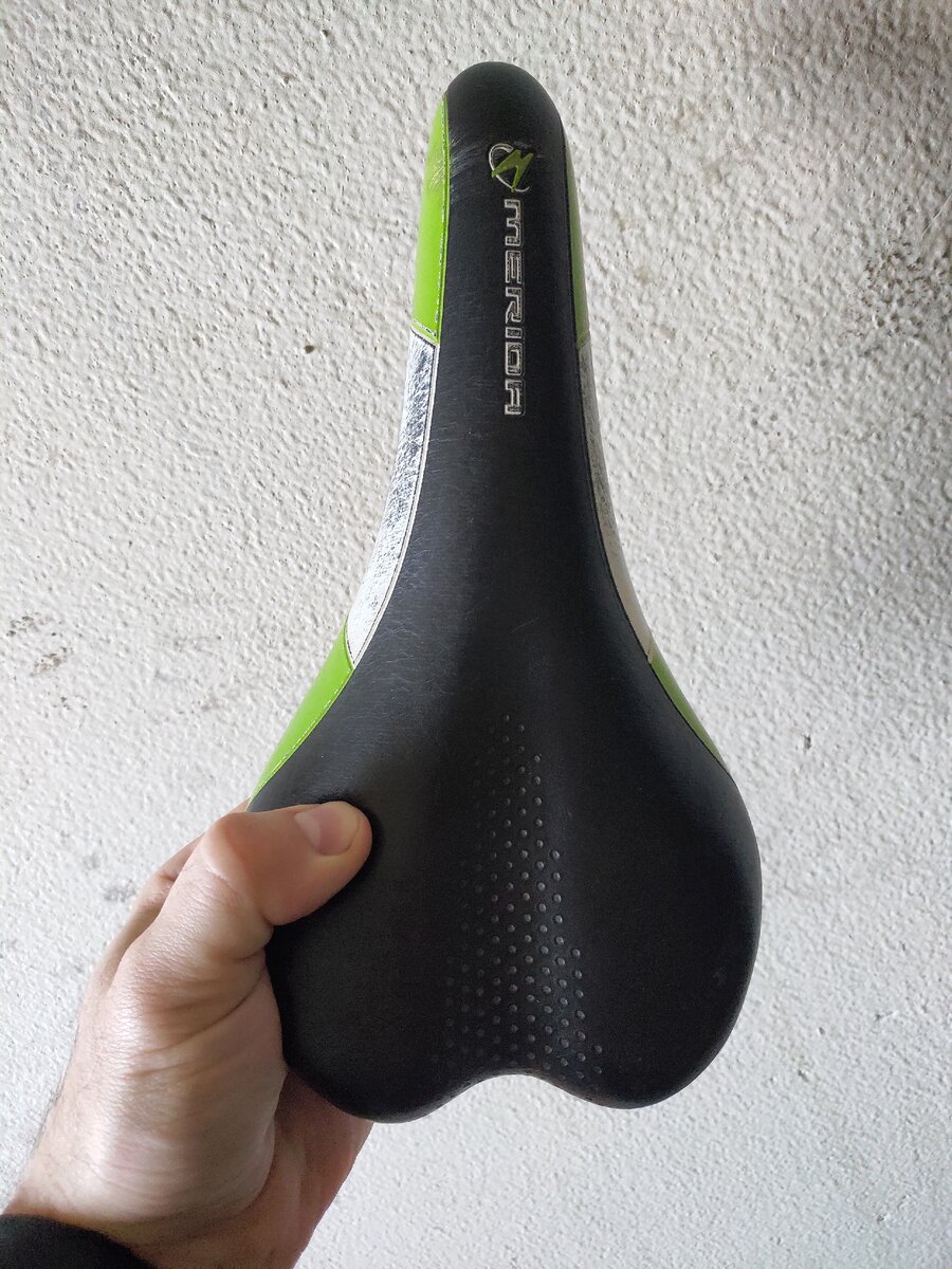 стандартное сидение от Мериды. Мягкого практически нет, пальцем еле прожимается.