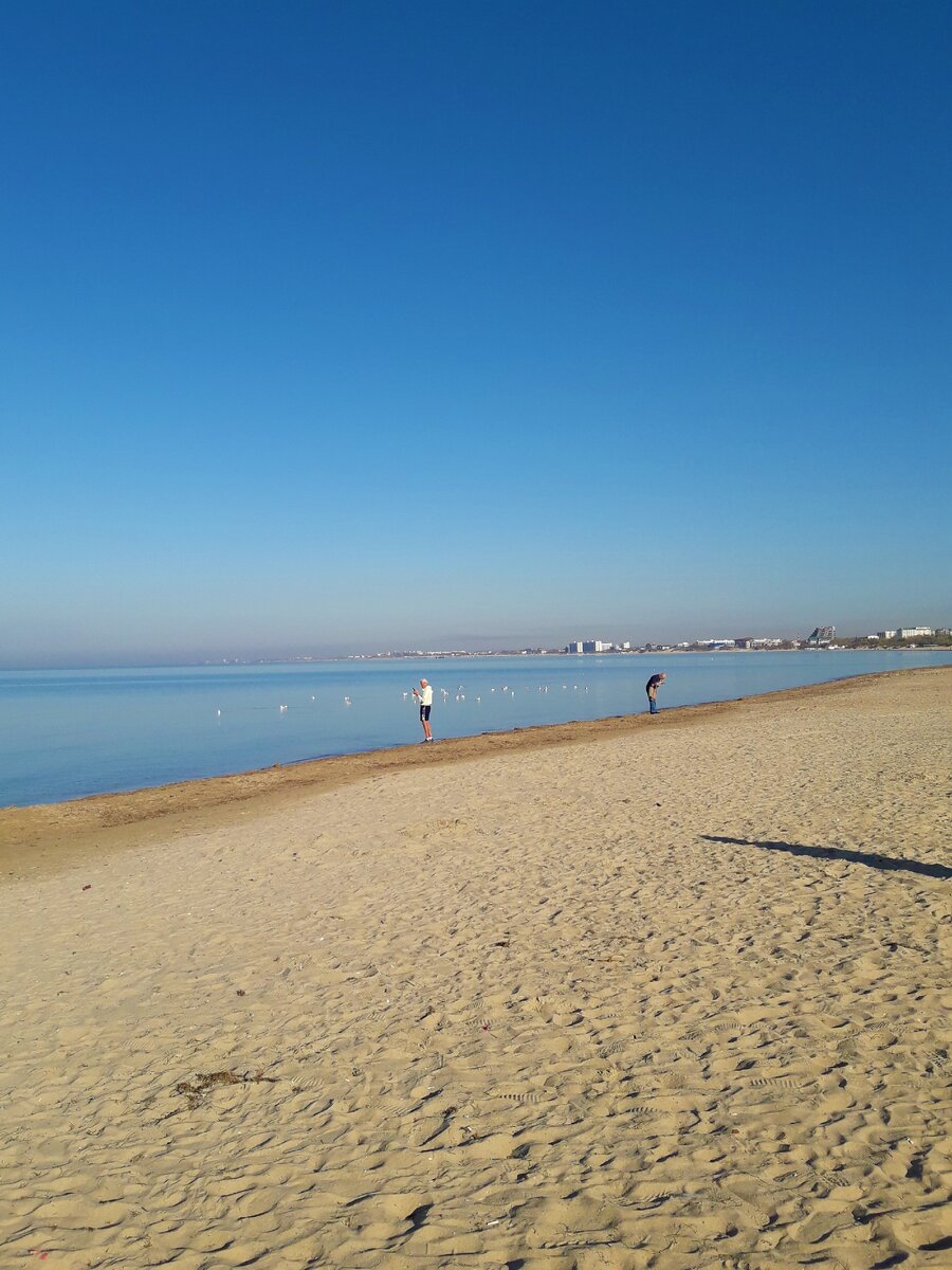 Словно бескрайний пляж любимой всеми Анапы, много песка и практически нет людей