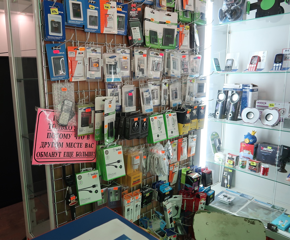 В магазине "Волны" чудесное объявление: 
"Покупайте только у нас, потому что другом месте вас обманут еще больше!"
Ну, зато честно))))))
