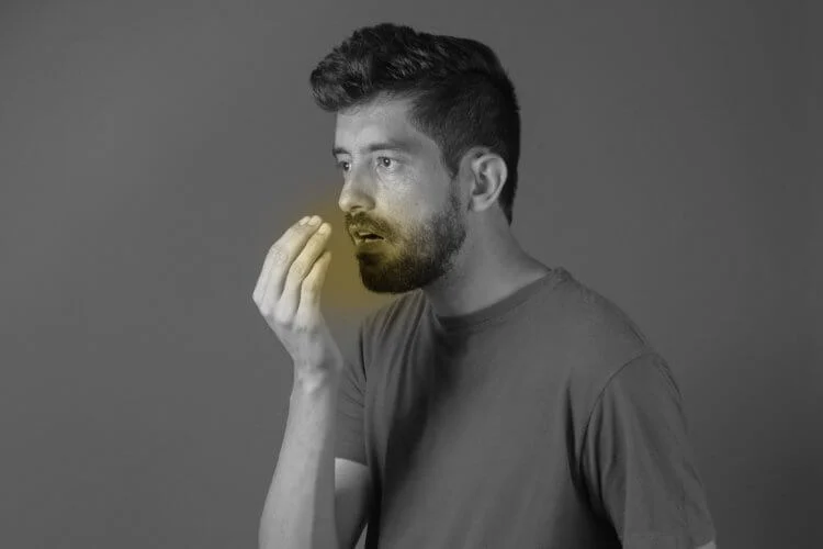 В некоторых случаях неприятный запах изо рта вызван проблемами с желудком