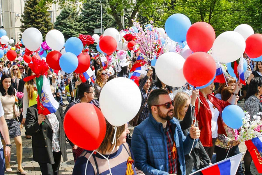 Первомайские фотографии. Праздничная демонстрация. Шествие с шарами. Первомай шествие. Первомайские праздники.