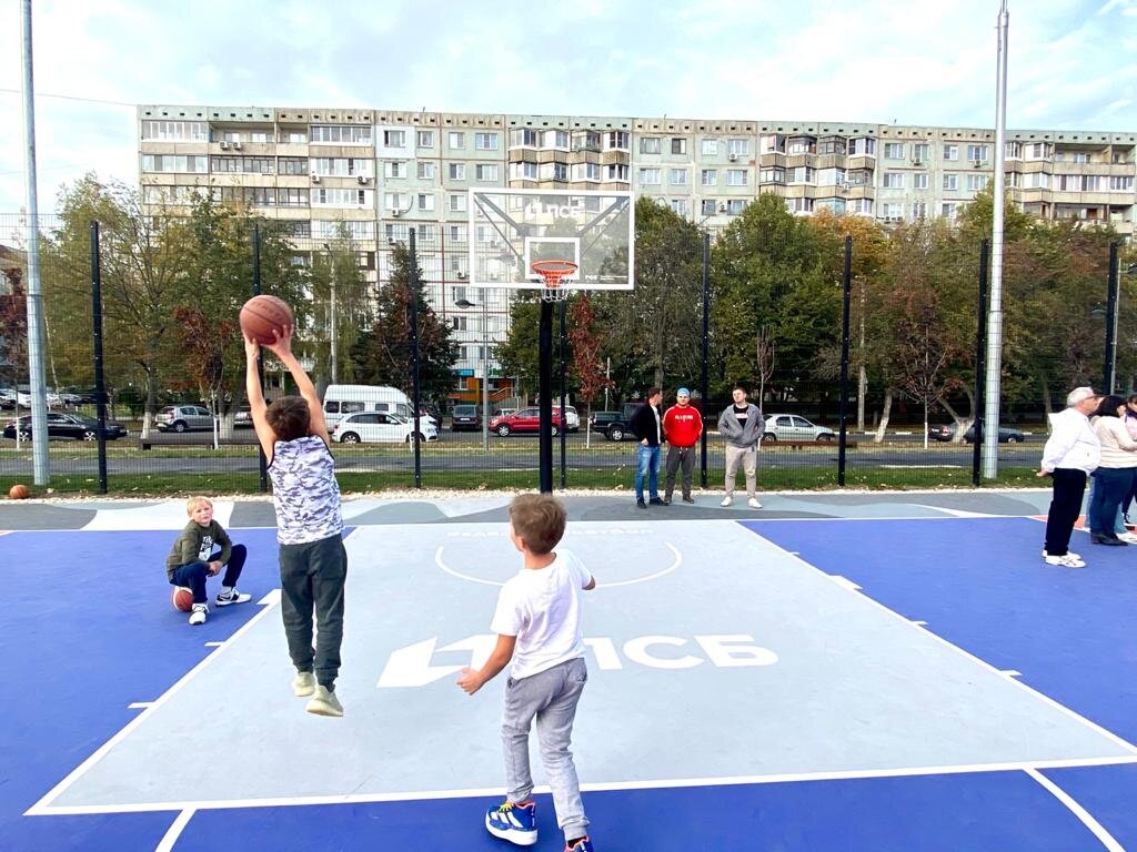 Баскетбольная площадка в горах