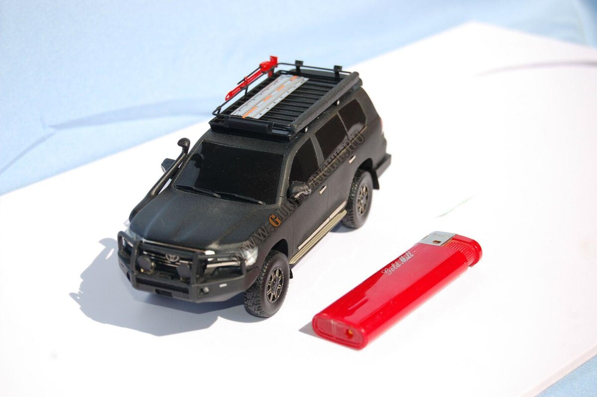 Масштабная модель подготовленного автомобиля Toyota Land Cruiser 200.