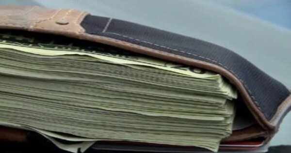 В течение как минимум одного года хакеры пытаются взломать криптовалютный кошелек, в котором предположительно хранится 69 370 биткойнов (около $690 млн). Согласно сайту, отслеживающему количество биткойн-кошельков, этот кошелек является седьмым в мире по количеству биткойнов, и тот, кто сможет его взломать, сорвет поистине большой куш. 
Криптовалютный кошелек (адрес 1HQ3Go3ggs8pFnXuHVHRytPCq5fGG8Hbhx) был обнаружен на этой неделе старшим директором по технологиям ИБ-компании Hudson Rock Алоном Галом (Alon Gal) в продаже на популярном киберпреступном форуме RaidForums. По его словам, хакеры уже некоторое время безуспешно пытаются взломать этот кошелек, и даже несколько раз выставляли его на продажу.

29 июля прошлого года некто под псевдонимом humerh3 пытался продать кошелек на популярном форуме Bitcointalk, посвященном криптовалюте. Ранее в нынешнем году он также был обнаружен в продаже на сайте All Private Keys, но в настоящее время это предложение уже снято.

Тем не менее, нет никакой гарантии того, что файл wallet.dat действительно содержит какие-либо биткойны. Злоумышленники могли подделать кошелек таким образом, чтобы он имел адрес 1HQ3Go3ggs8pFnXuHVHRytPCq5fGG8Hbhx, но другой закрытый ключ. По словам руководителя сервиса Wallet Recovery Services, позволяющего владельцам кошельков, потерявшим ключи, вернуть свои деньги, есть способы, позволяющие придать кошельку видимость высокого баланса.

«Можно изменить файл в редакторе бинарных файлов и поменять открытый ключ одной из пар адресов на ключ BTC-кошелька с высоким балансом», - сообщил изданию Motherboard руководитель Wallet Recovery Services.

Проще говоря, до взлома кошелька невозможно сказать, какая в действительности сумма в нем хранится, поскольку вполне реально модифицировать кошелек таким образом, чтобы выдать его за то, чем он не является.

Не исключено, что взломать кошелек невозможно. Скорее всего, он защищен с помощью длинного уникального пароля, и файл wallet.dat зашифрован с помощью двух алгоритмов – AES-256-CBC и SHA-512, на взлом которых потребуется огромное количество времени.