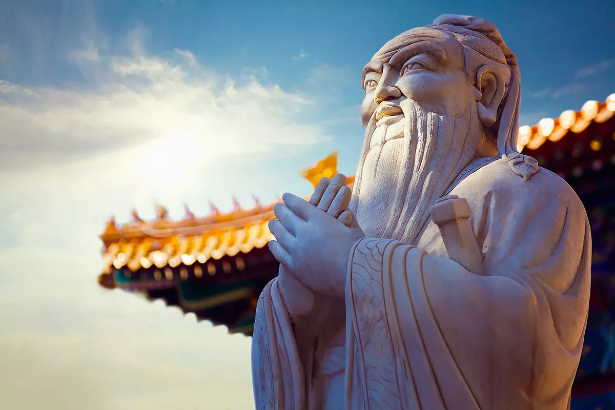 4 великих мудреца. Буддизм даосизм конфуцианство. Конфуций древнекитайский философ. Древний Китай Конфуций. Конфуций статуя.