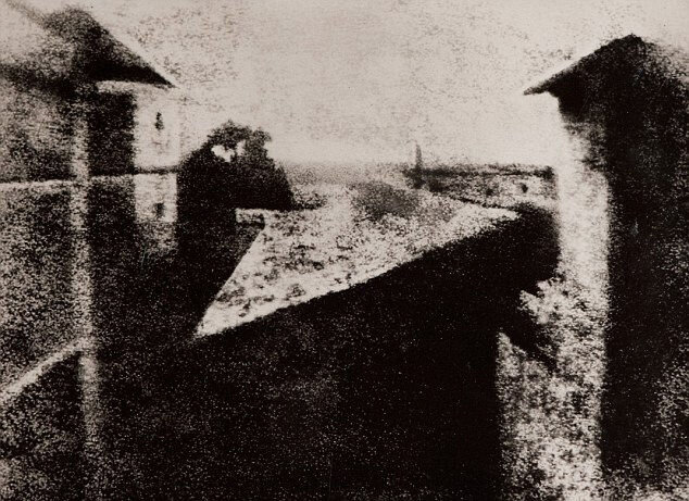 Вот та фотография(на ней запечатлён вид из окна мастерской отца фотографии, ныне находится в Исследовательском центре имени Гэрри Рэнсома в городе Остин(это столица штата Техас)