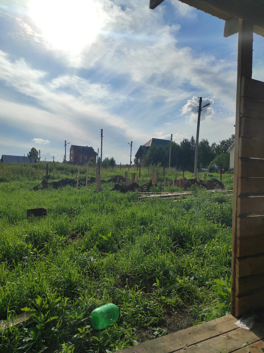 Вид из беседки на будущий летний домик