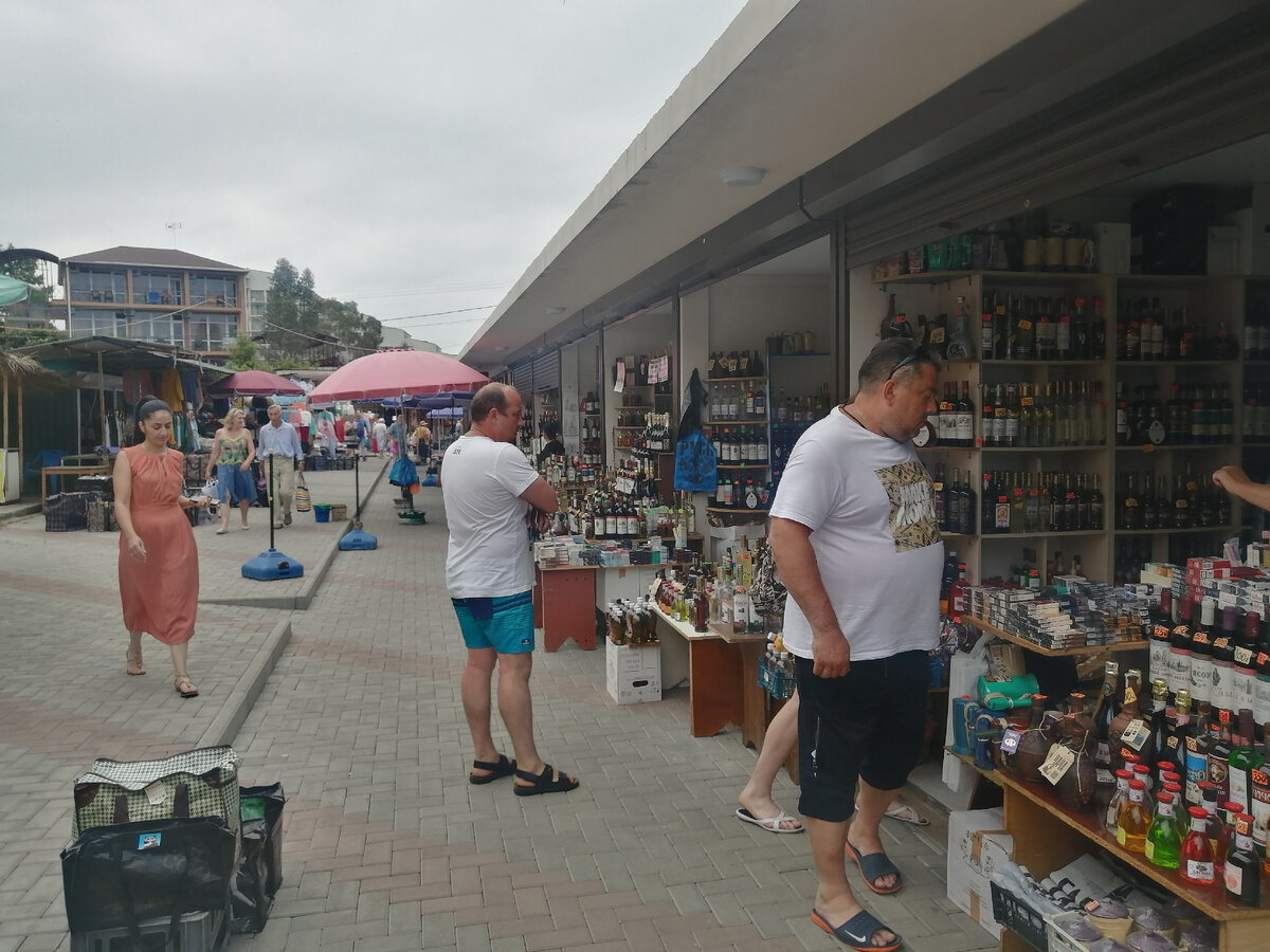 Народу немало - люди знают куда идти. 