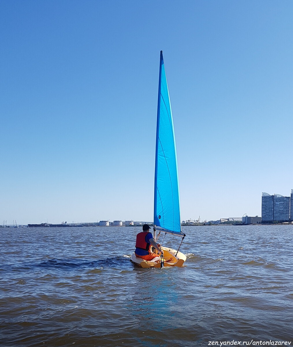 Финский залив. Первый день обучения на швертботе Pico Laser.  Прямо по курсу Угольная гавань. На траверзе Южно-Приморский район Санкт-Петербурга.