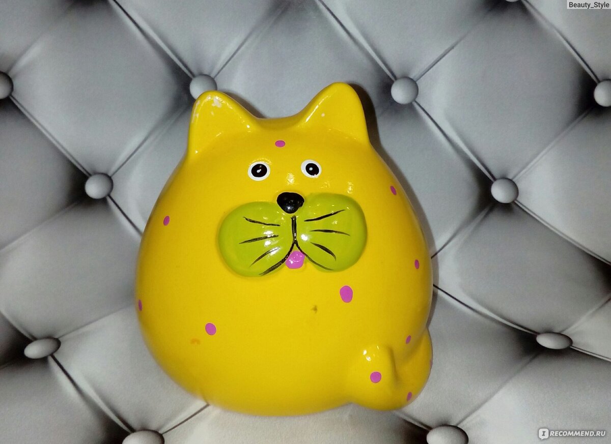 Вот такая была копилка у моей дочери, а сыну покупала точно такую же, только синюю. Картинка взята из свободных источников