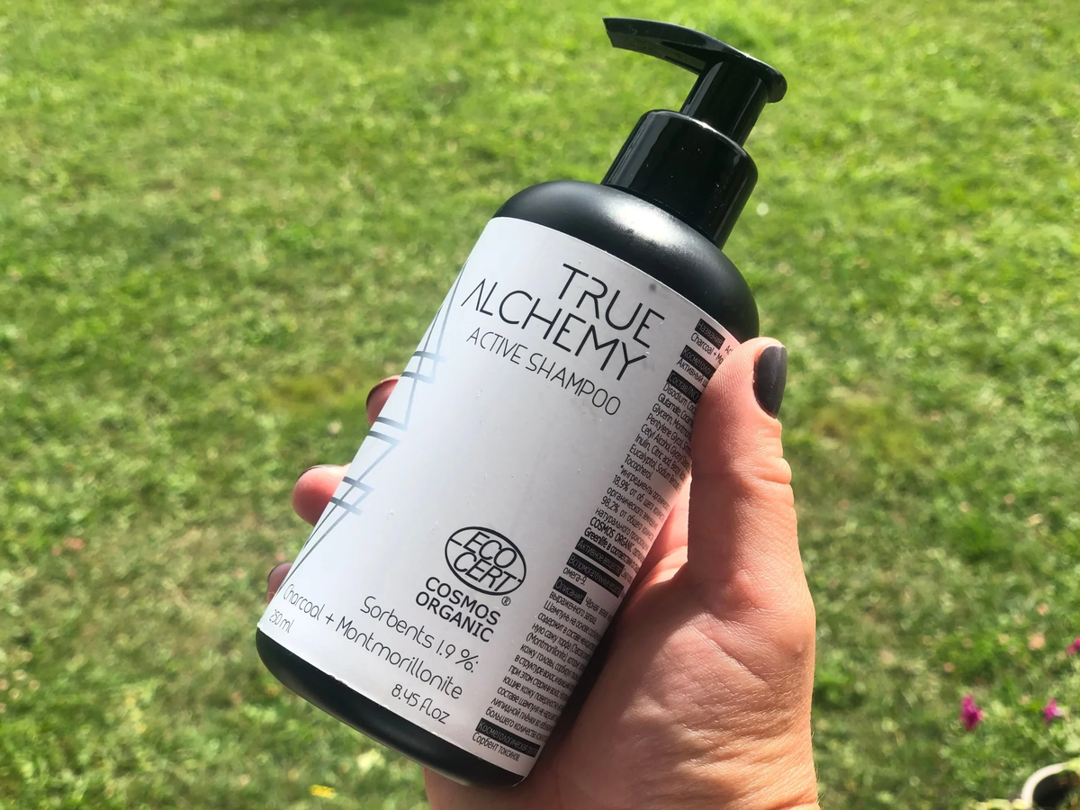 Этикетка шампуня с логотипами различных экосертификатов