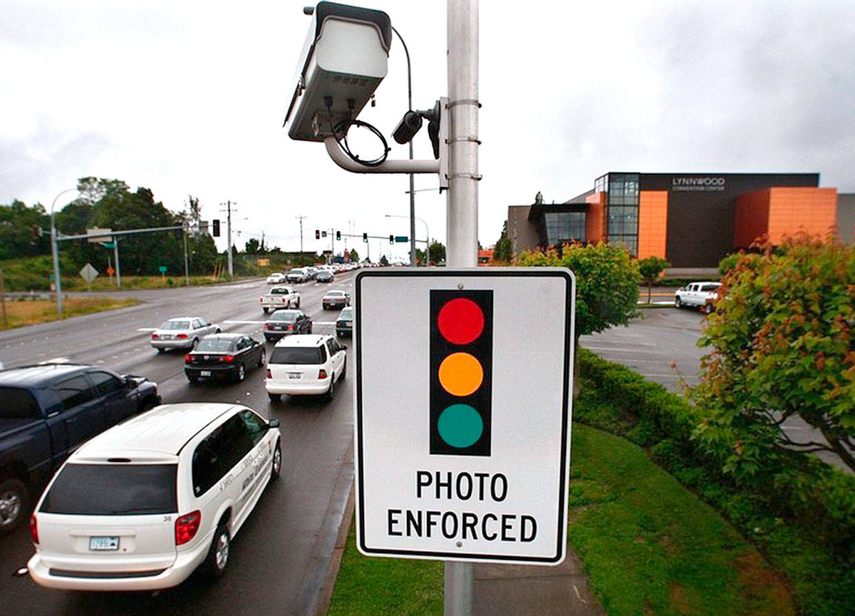 Камера америка. Traffic Enforcement Camera. Двойная сплошная и светофор. Квадраты под дорожными камерами. Камеры дорожного движения Жирафы