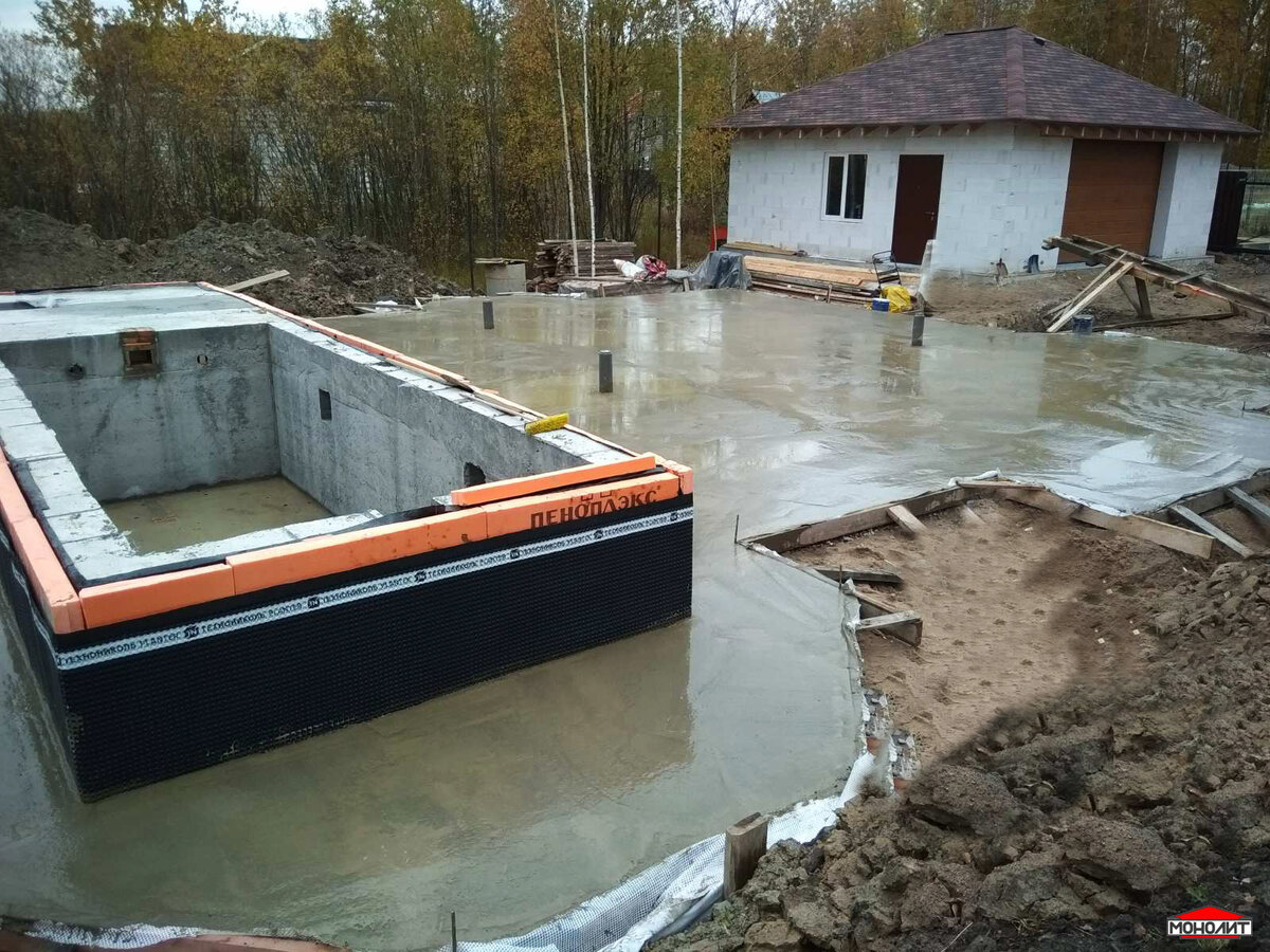 Монолит-Хаус. Плитный фундамент и чаша бассейна дома в Ленинградской области