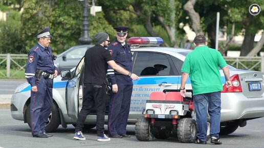 Реакция полиции на пранкера на маленькой тачке ПРАНК / Как познакомиться с красивой девушкой?