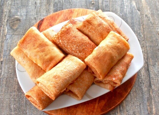 тонкие блинчики на кефире с дырочками. блинчики с яблочной начинкой. блины тонкие с дырочками. блины на кефире с дырочками. блины фаршированные творогом.