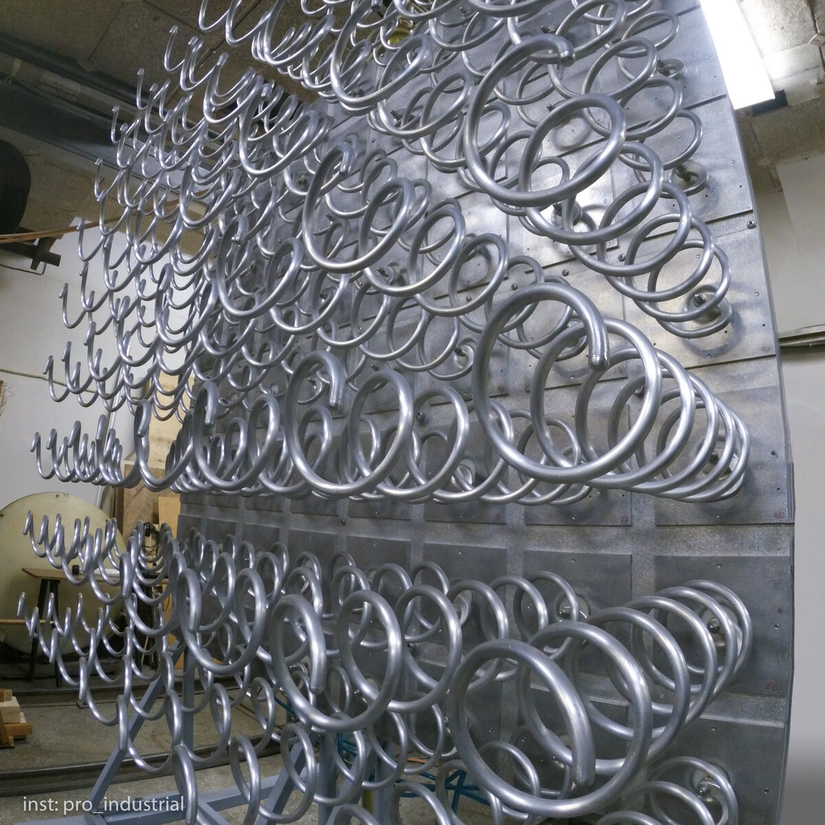 Массив излучающих спиральных антенн. Такая форма антенны позволяет получить излучение с закрученной поляризацией. Излучаемые импульсы короткие (состоят лишь из нескольких колебаний), поэтому они имеют очень широкий спектр.