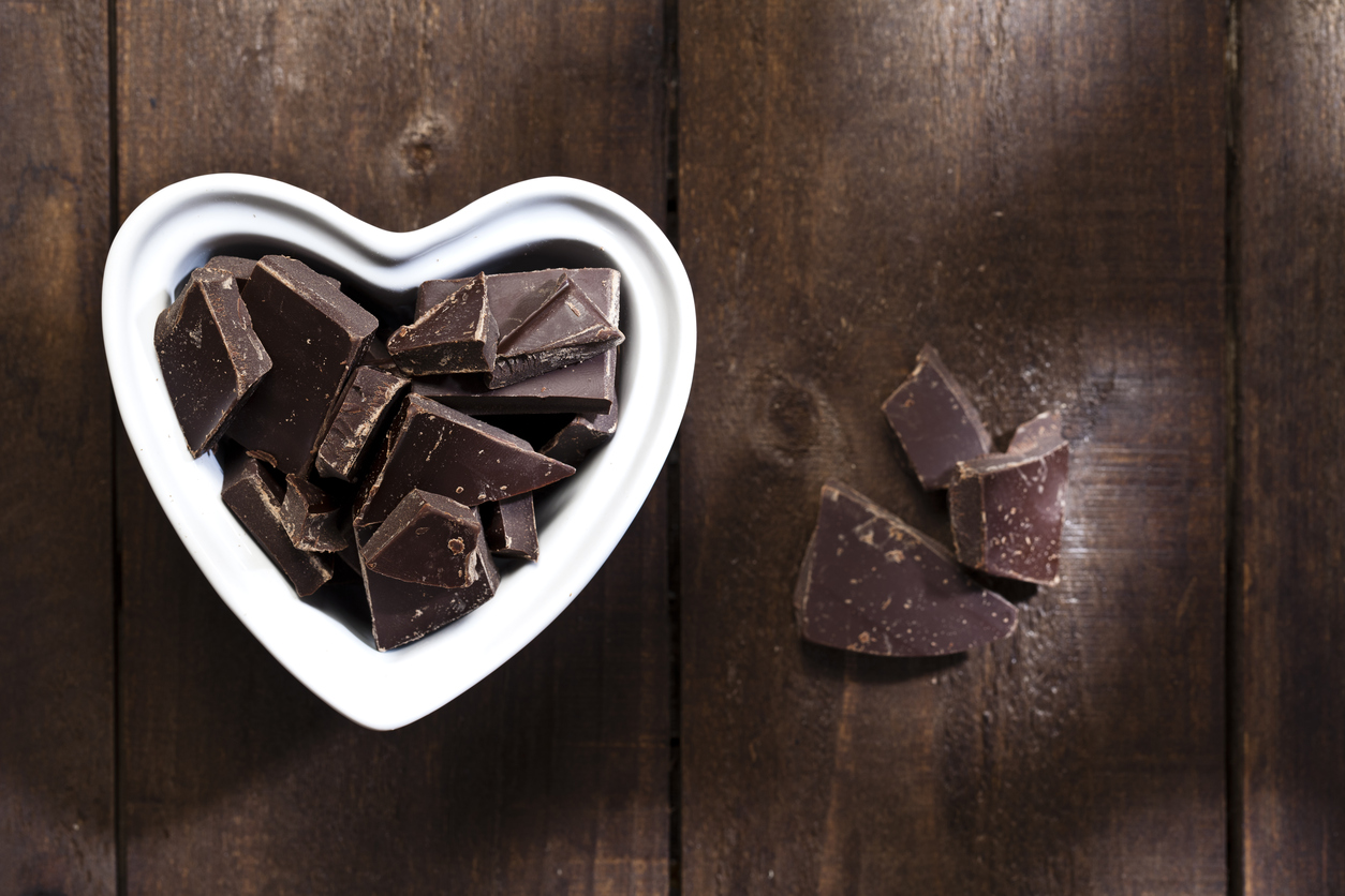 Шоколадное сердце. Полезный шоколад. Шоколад полезен для сердца. Кусочки шоколада в форме сердца.
