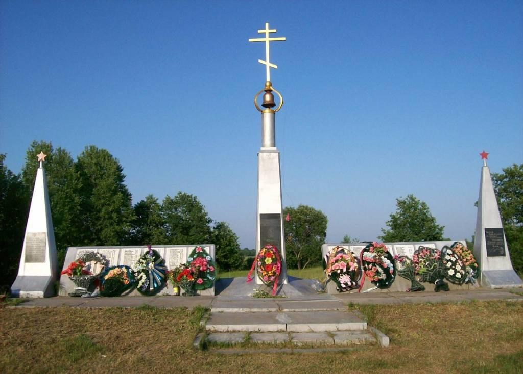 Памятник на месте трагедии 1943 года у деревни Дегтяревка. фото из свободных источников.