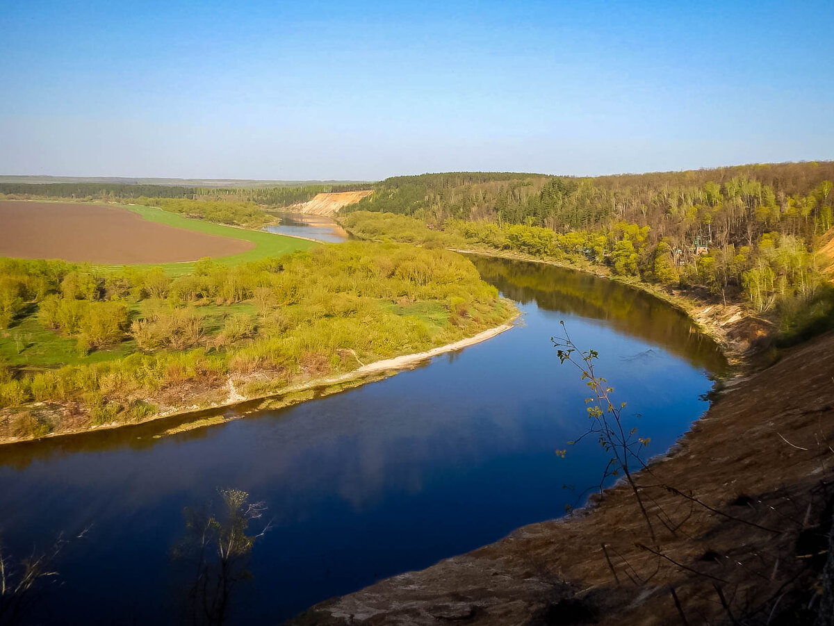 Мы были на майские праздники и особого ажиотажа не заметили. Есть отличные места для стоянки прямо над обрывом,а какие виды открываются,просто сказка. Осмотрев окрестности приступили к установке лагеря. Ну и конечно какой же лагерь без костра и посиделок за столом.