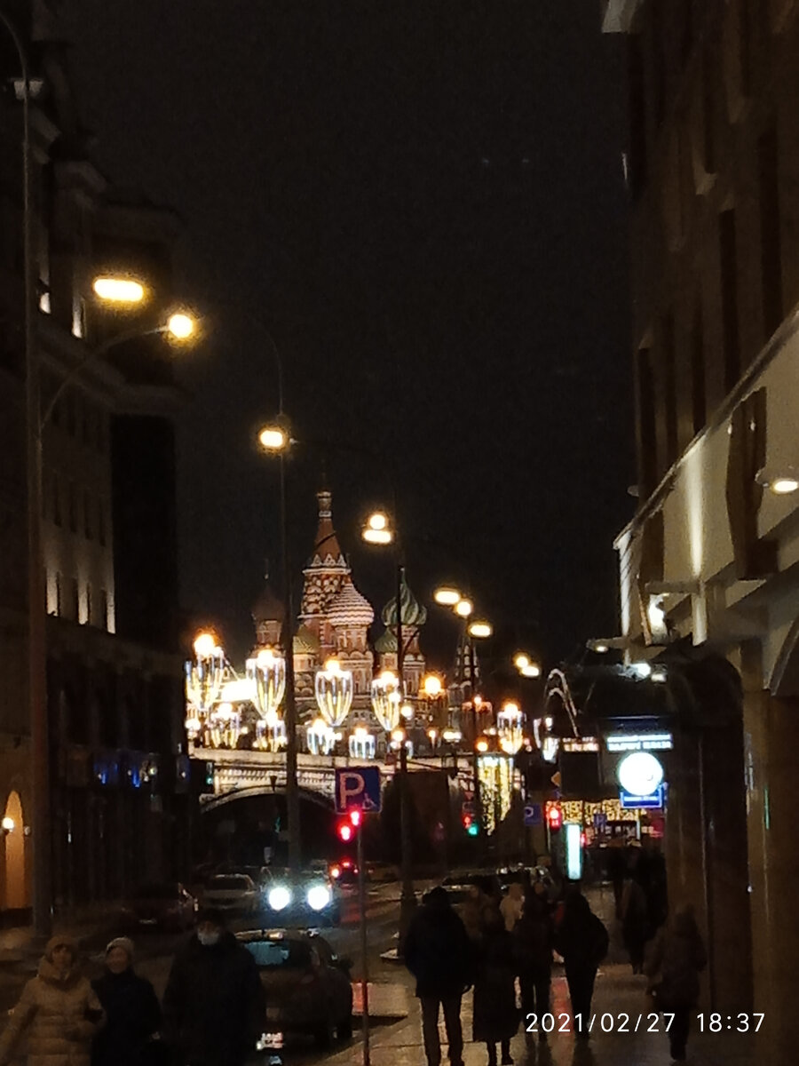 Так выглядели улицы в прошлом году. Украшения не убирали до самого февраля.