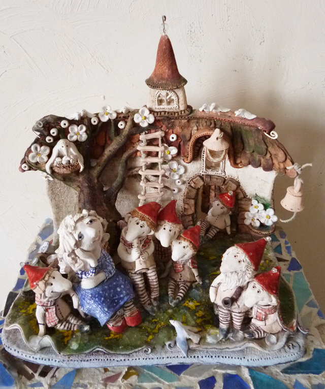 Белоснежка и семь гномов. Шамот, фаянс, глина, смальта.