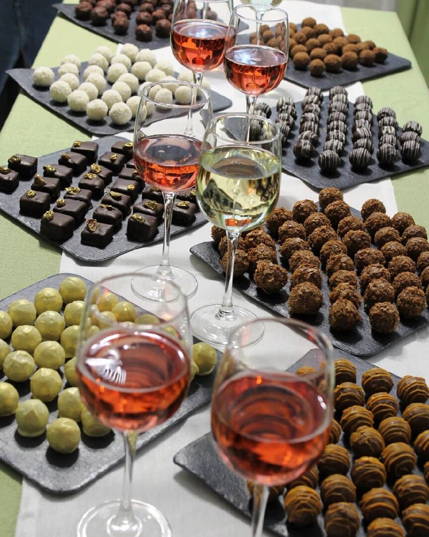 Сырные конфеты с белым игристым вином просекко и красном фруктовым вином 