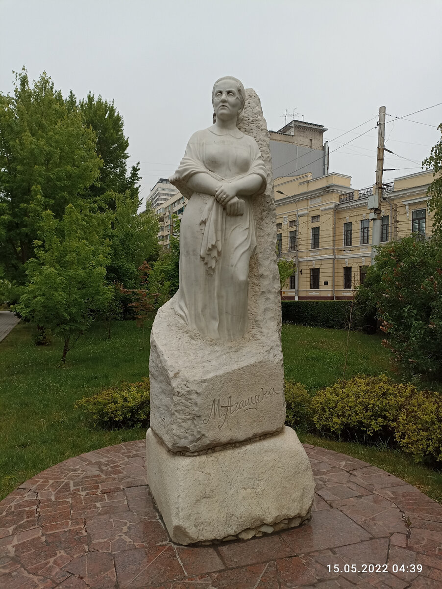 Памятник Агашиной.
